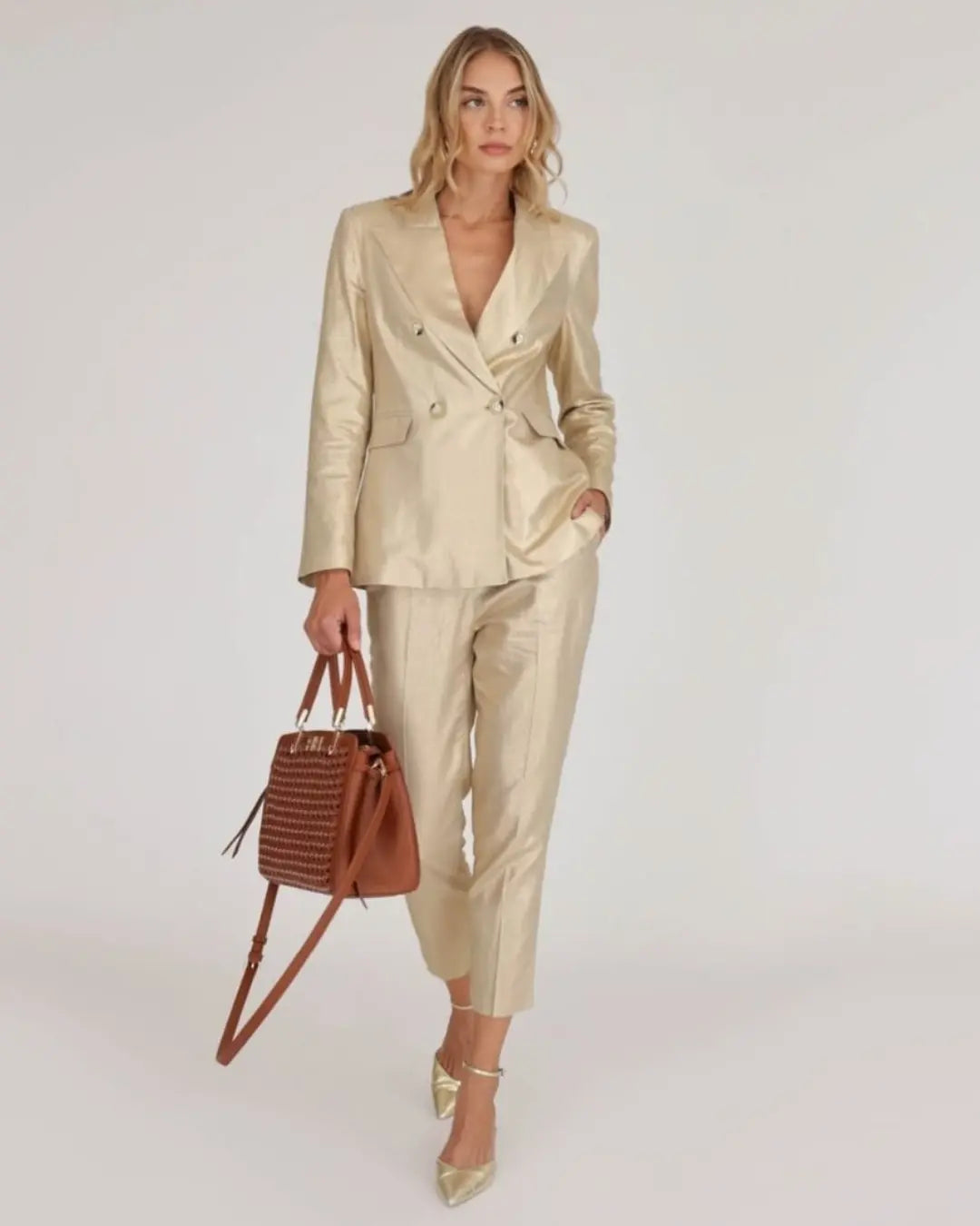Tailleur " Artigli " doppio petto in lino spalmato oro con pantalone sigaretta Ecò dettagli di moda