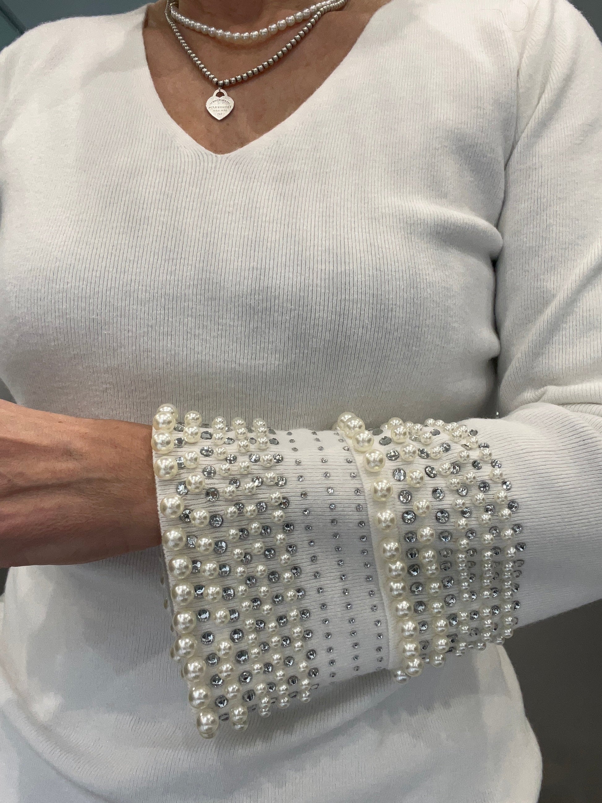 Maglia in viscosa panna scollo a V e polsi preziosi con perle - leo & ugo - Made in France - Ecò dettagli di moda