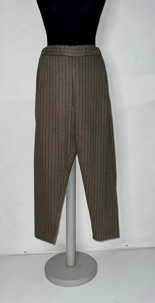 Pantalone gessato tortora con righe prugna - Background - Made in Italy -